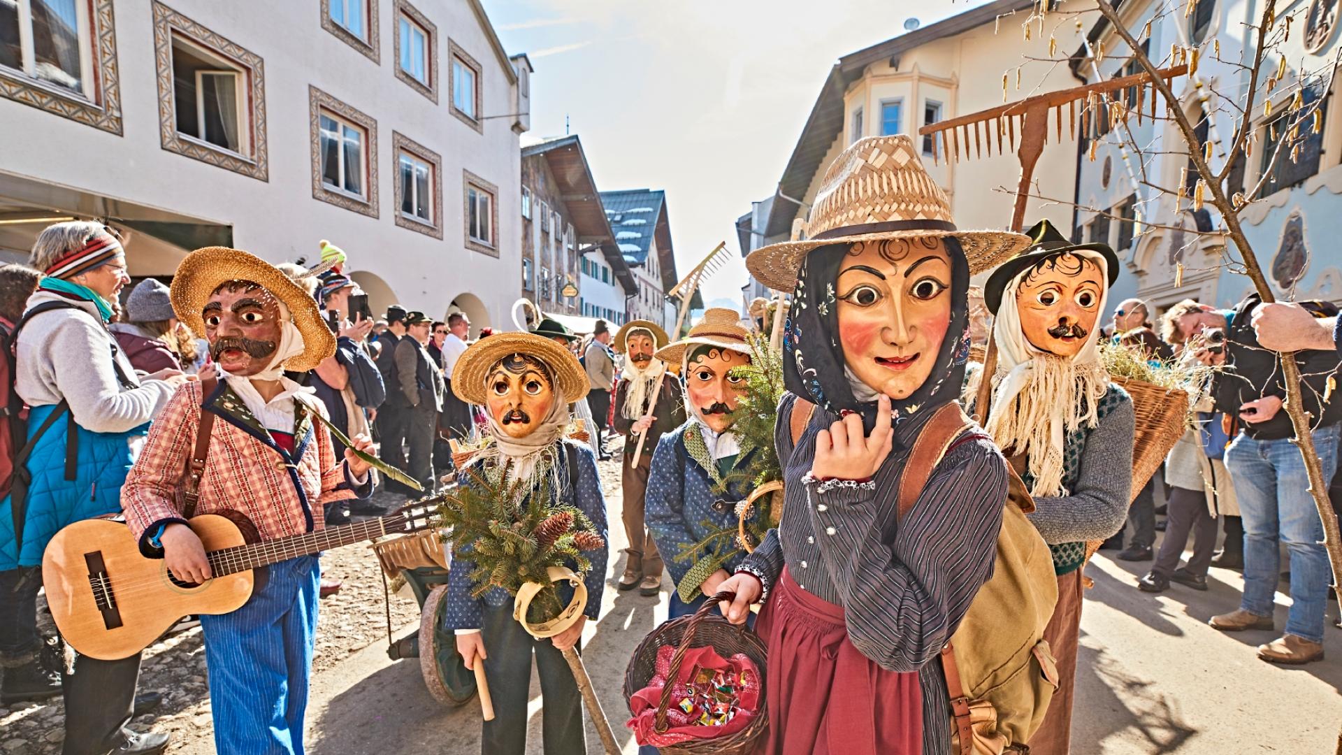 Hinter kunstvoll verzierten Masken verbergen die Teilnehmer des Maschkera gehens ihre Gesichter