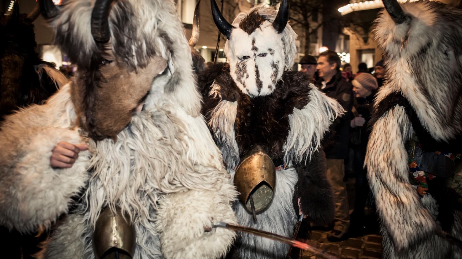 Furchteinflößende Masken und lautes Glockengeläut sollen in Sonthofen im Allgäu böse Wintergeister vertreiben