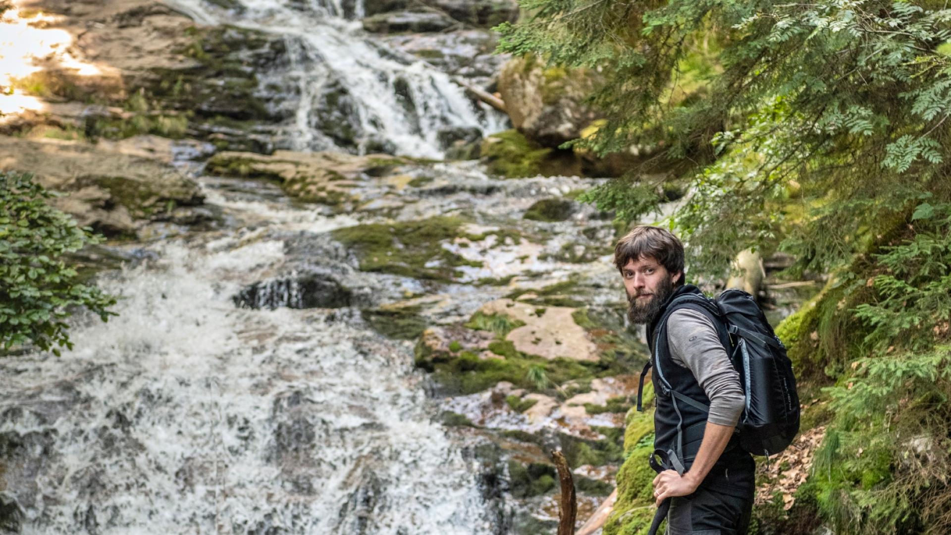 Hanse Wenzl am Rißlochwasserfall: Hier ist sich die Natur komplett selbst überlassen.