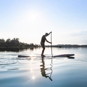 Florian Blickenberger: Der Schmuckdesigner beim Stand Up Paddling am Chiemsee