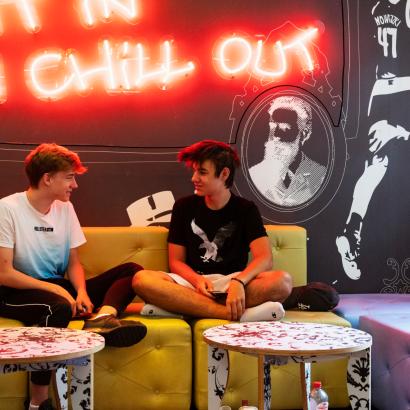 Jugendherberge Würzburg: Jugendliche auf den Sofas im Chill-Out-Bereich 
